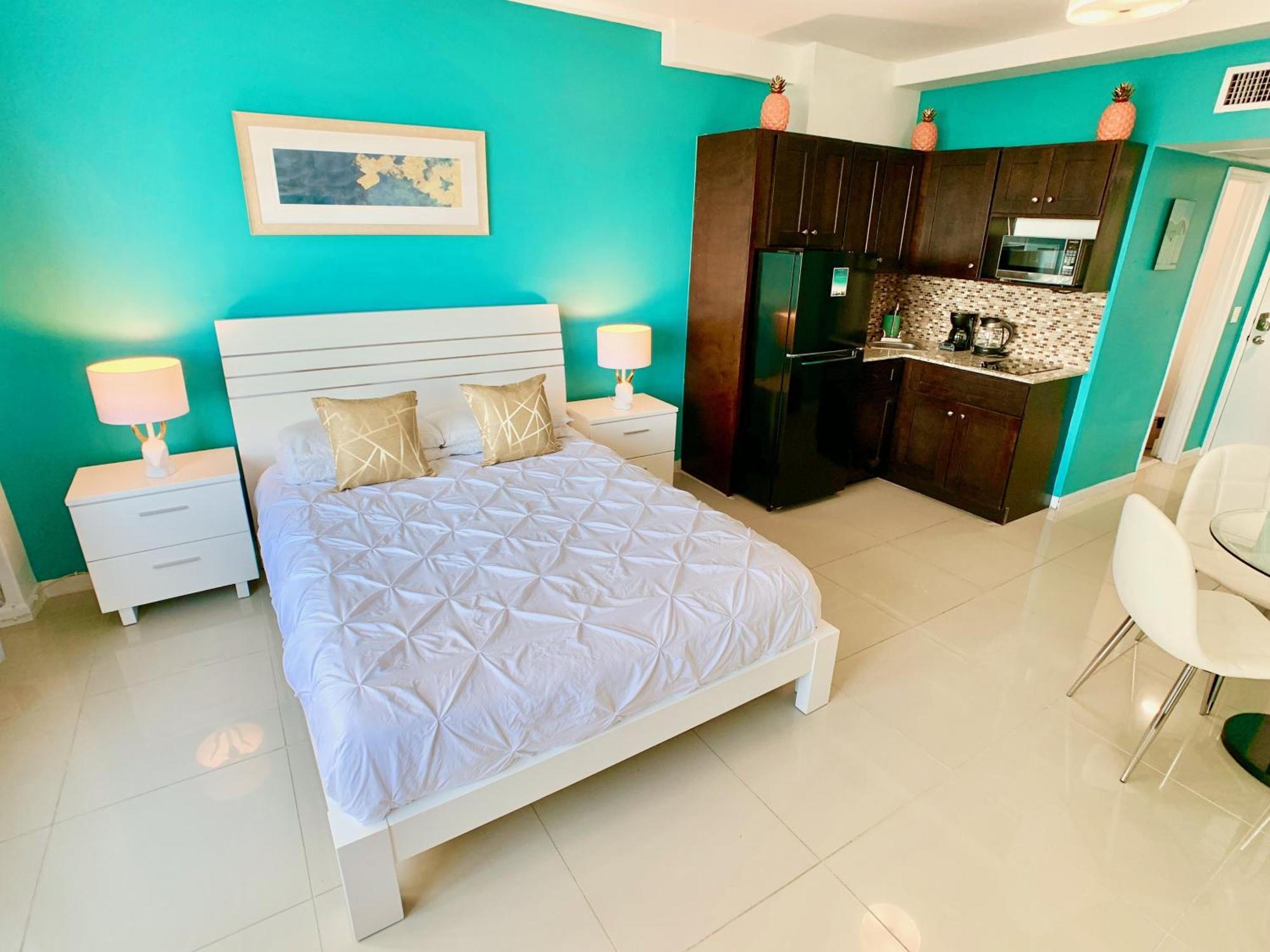 Apartment Directly On The With Pool & Ocean View Miami Beach