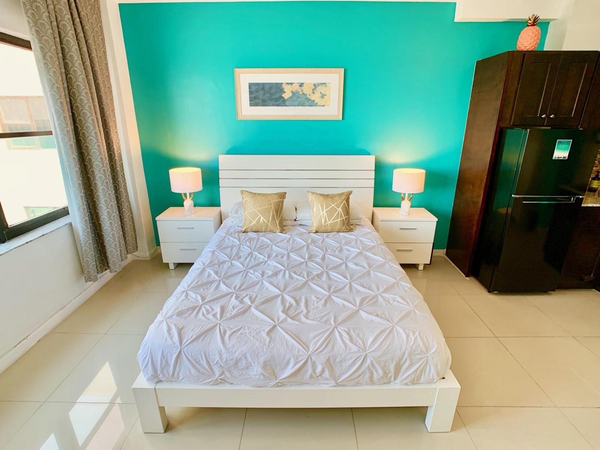 Directly On The With Pool & Ocean View Apartment