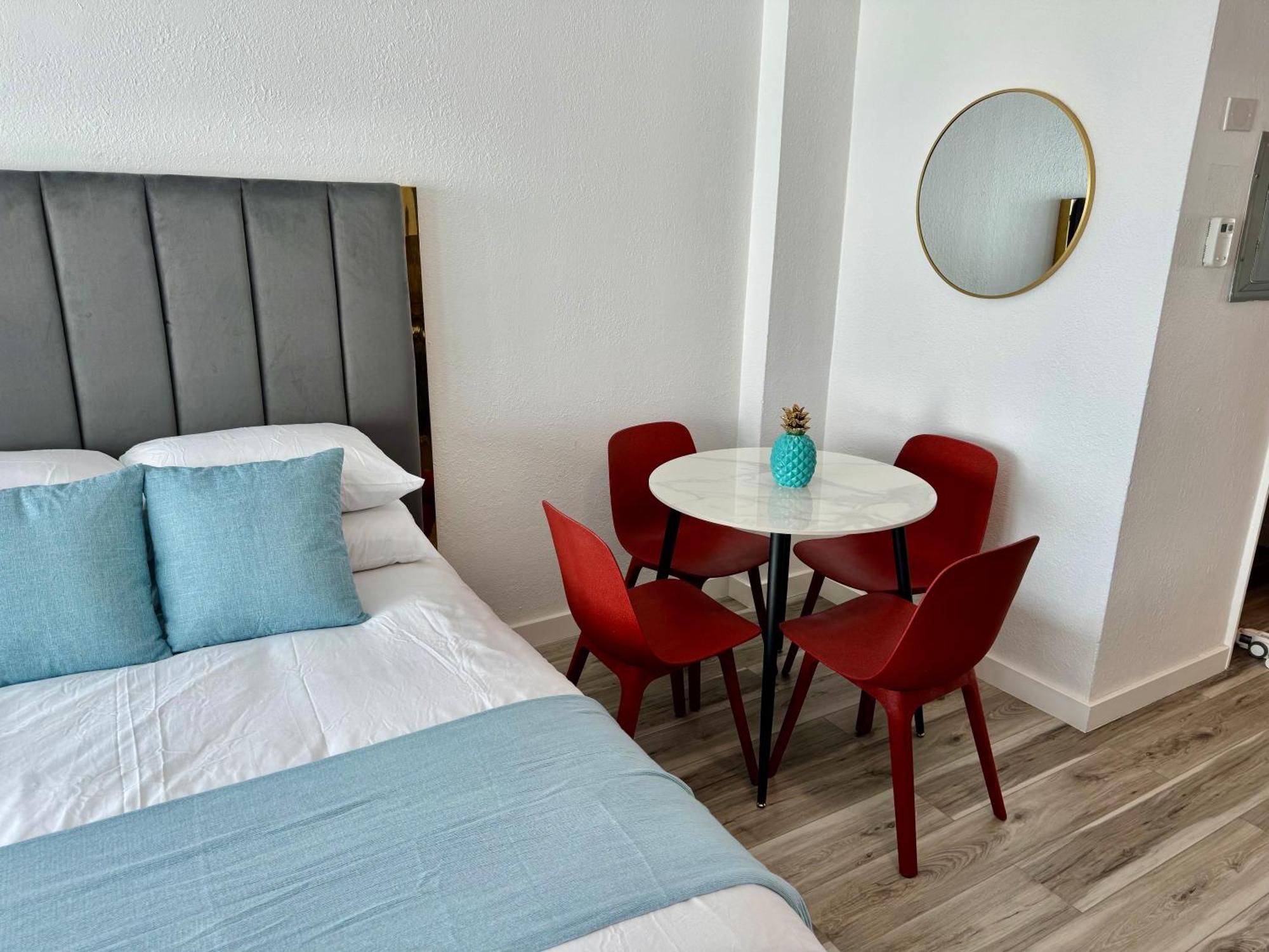 Directly On The With Pool & Ocean View Apartment