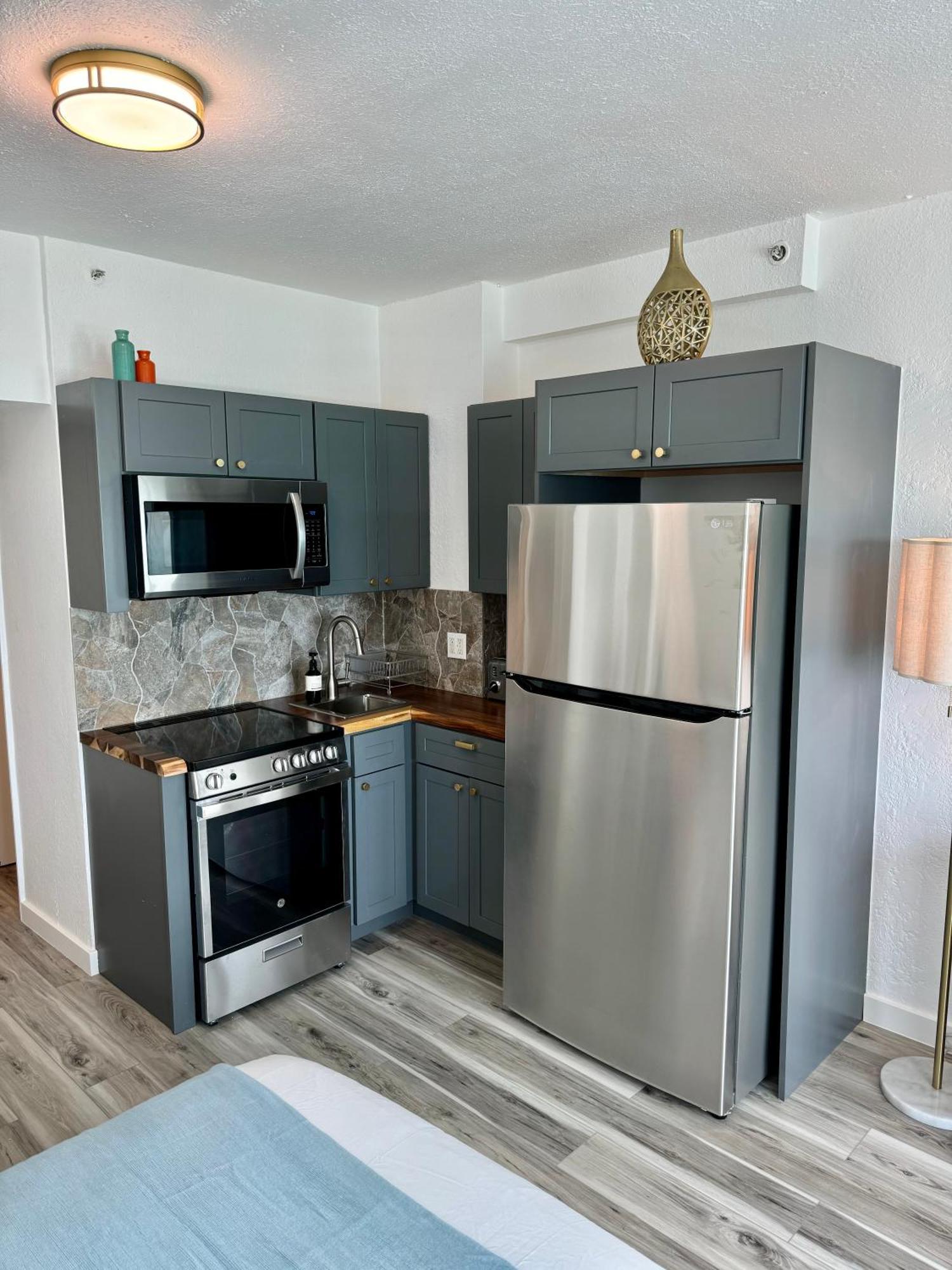 Apartment Directly On The With Pool & Ocean View