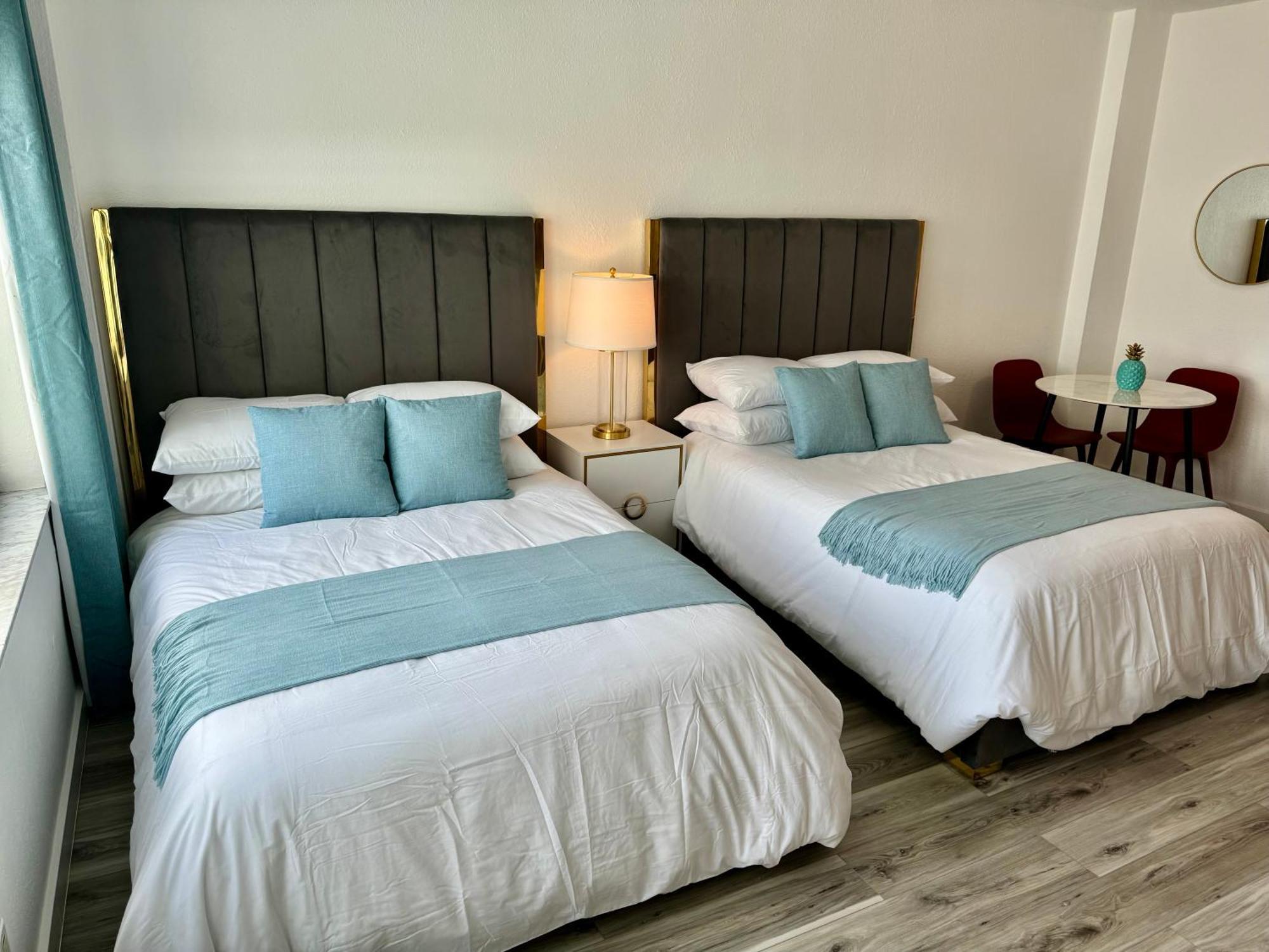 Directly On The With Pool & Ocean View *
