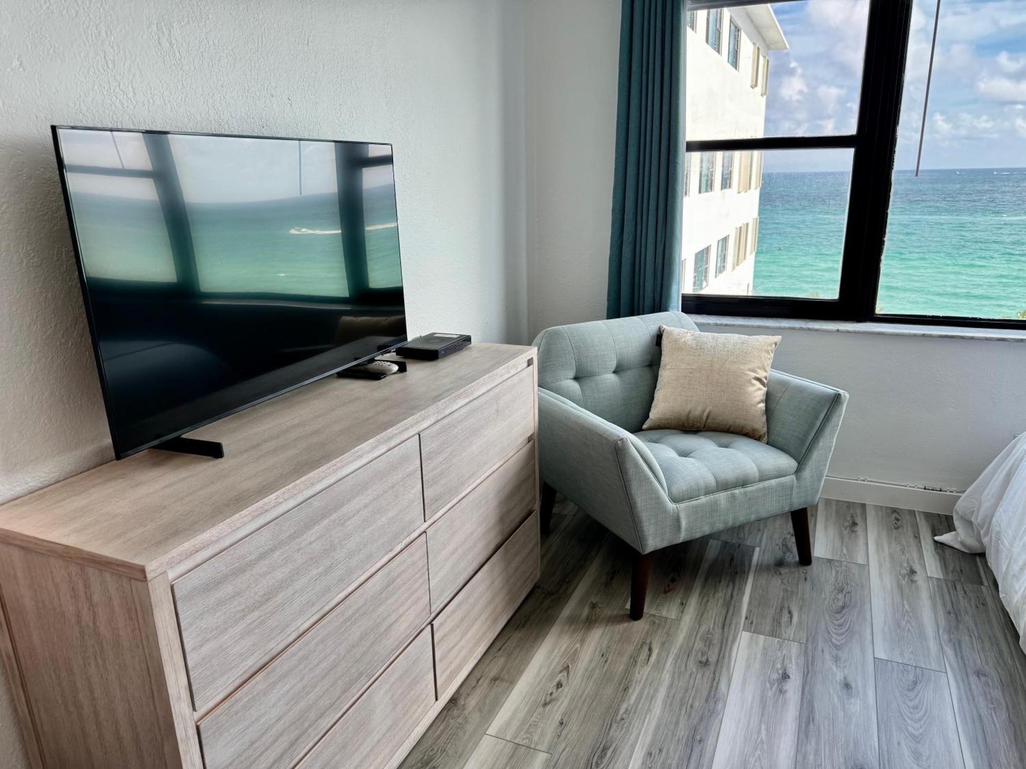 Directly On The With Pool & Ocean View