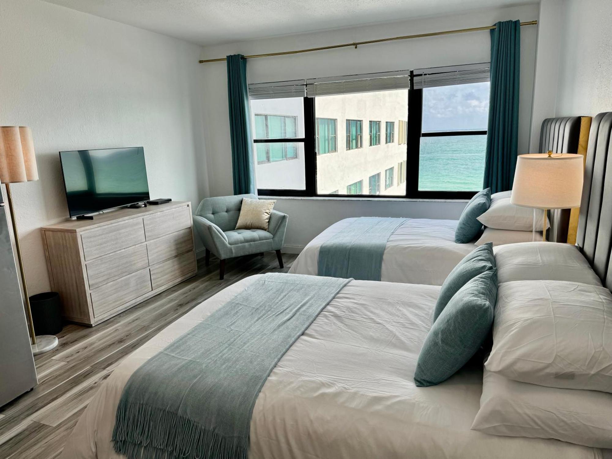 Directly On The With Pool & Ocean View Miami Beach