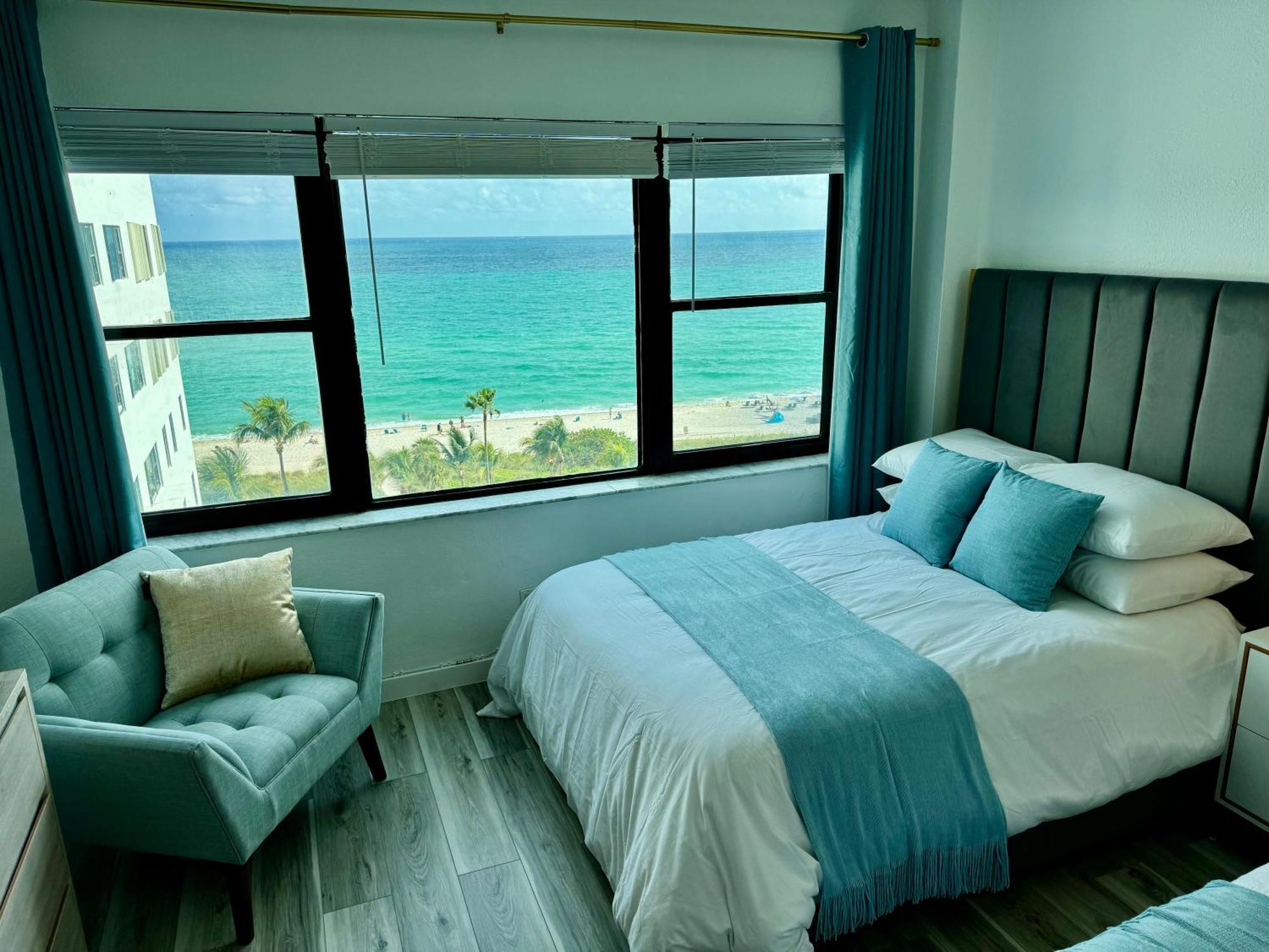 Directly On The With Pool & Ocean View Apartment