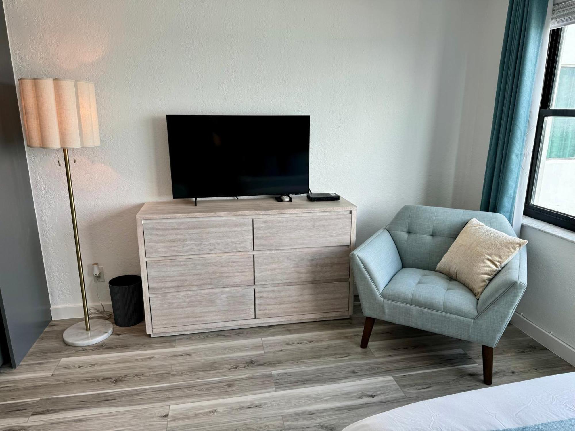 Apartment Directly On The With Pool & Ocean View