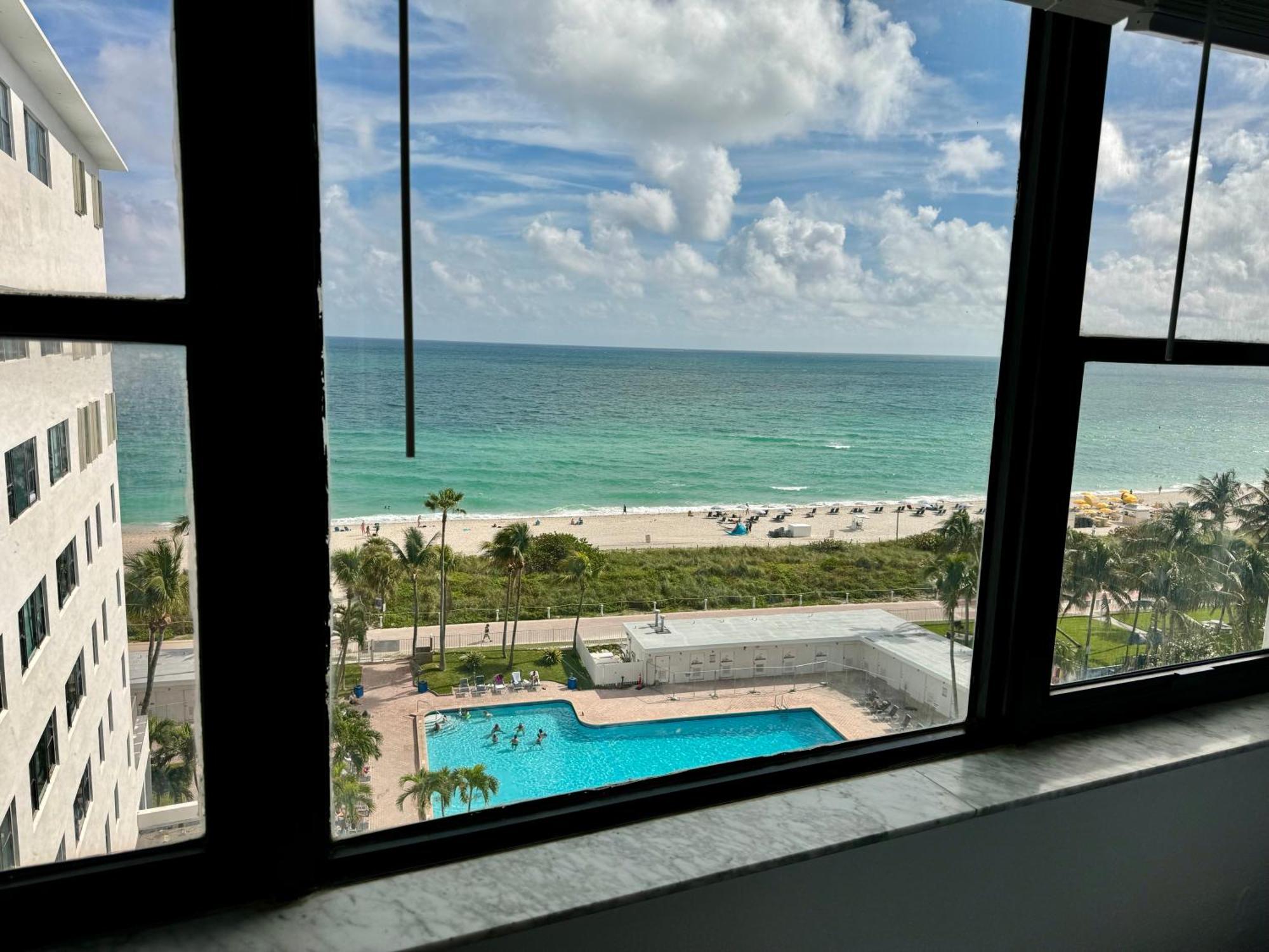 Directly On The With Pool & Ocean View *
