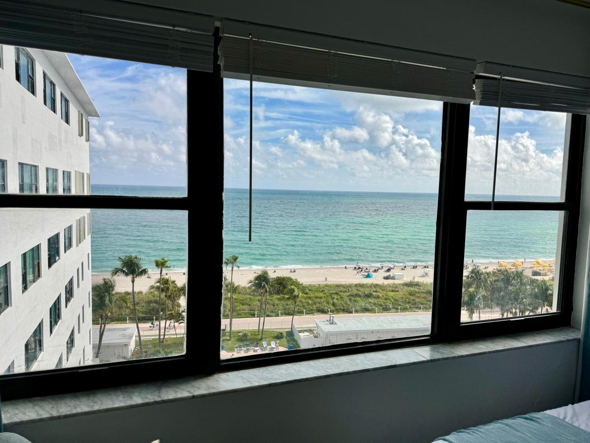 Directly On The With Pool & Ocean View Apartment *