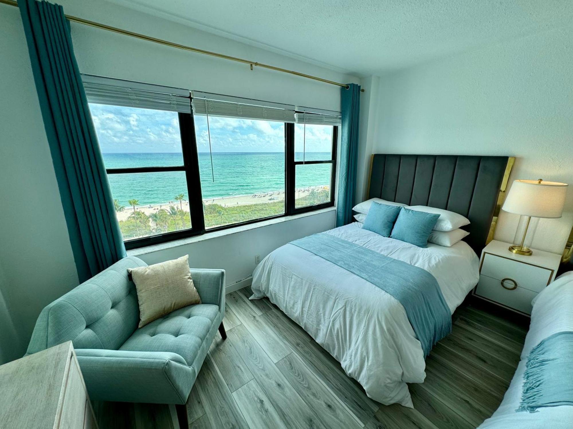 Directly On The With Pool & Ocean View * Miami Beach