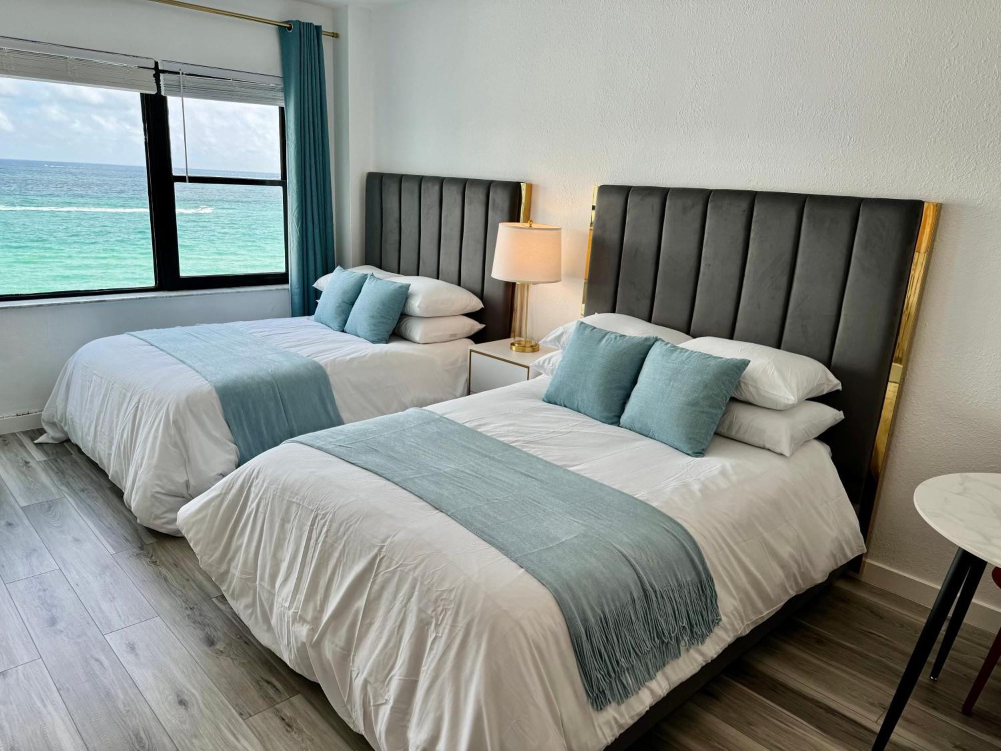 Directly On The With Pool & Ocean View Apartment