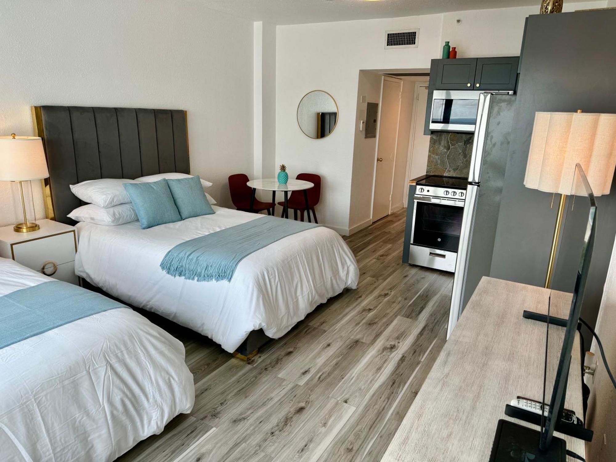 Directly On The With Pool & Ocean View *