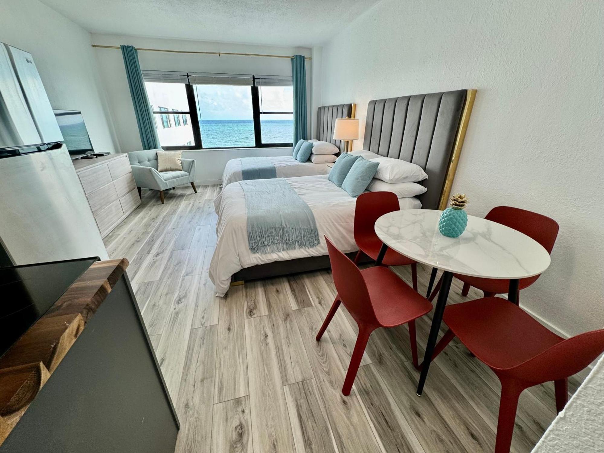 Directly On The With Pool & Ocean View * Miami Beach