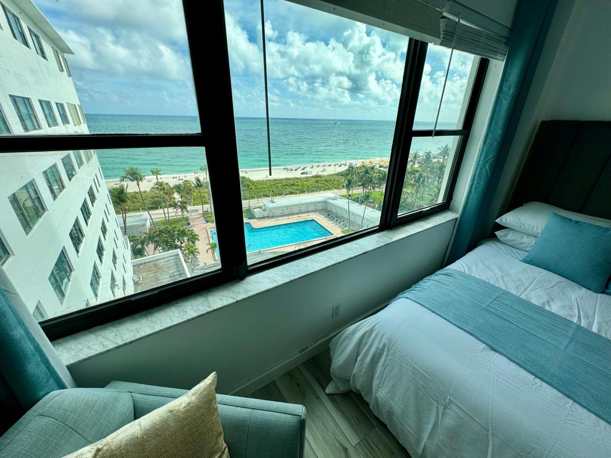 Directly On The With Pool & Ocean View Apartment
