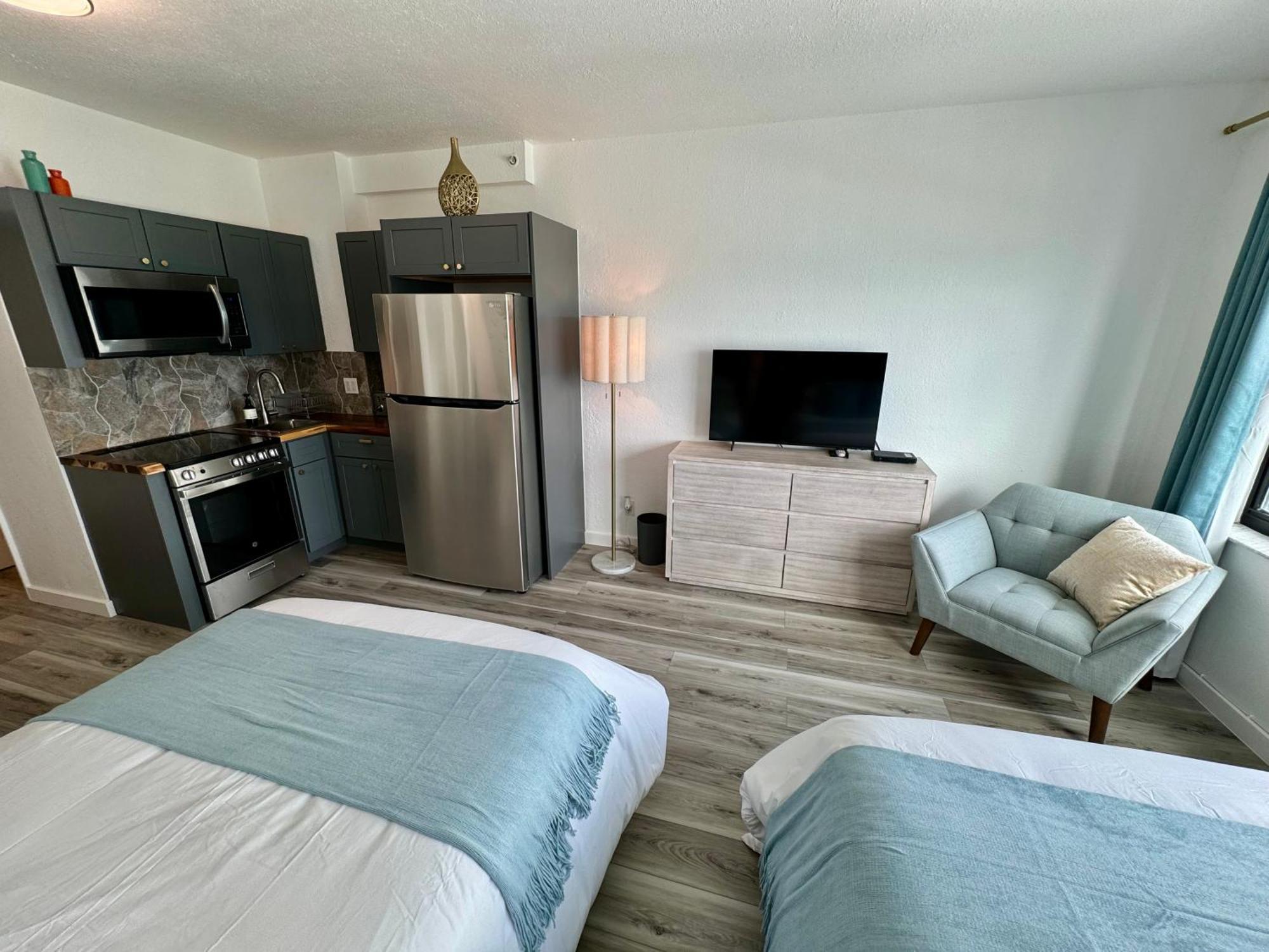 Directly On The With Pool & Ocean View Miami Beach