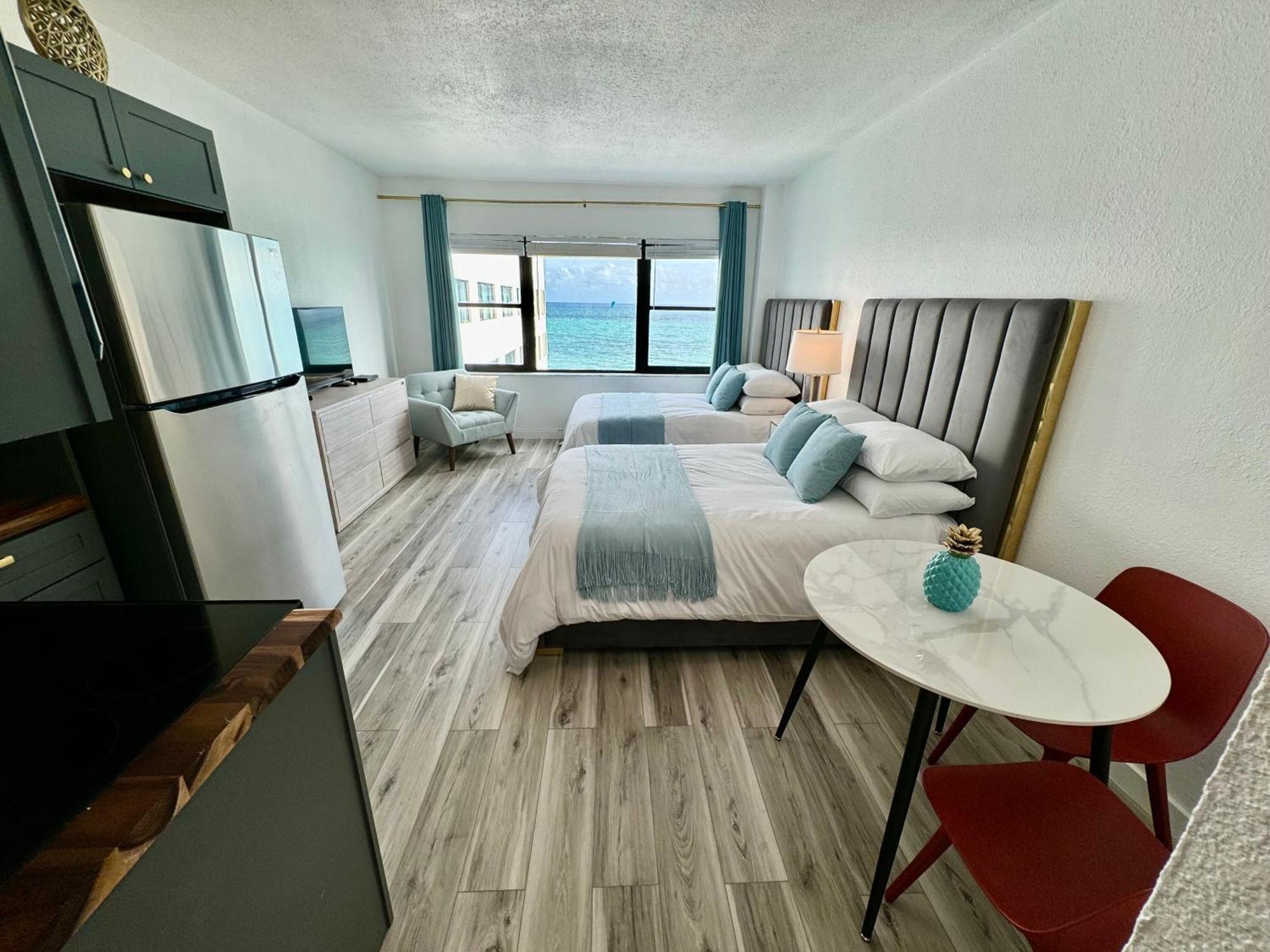 Directly On The With Pool & Ocean View Apartment *