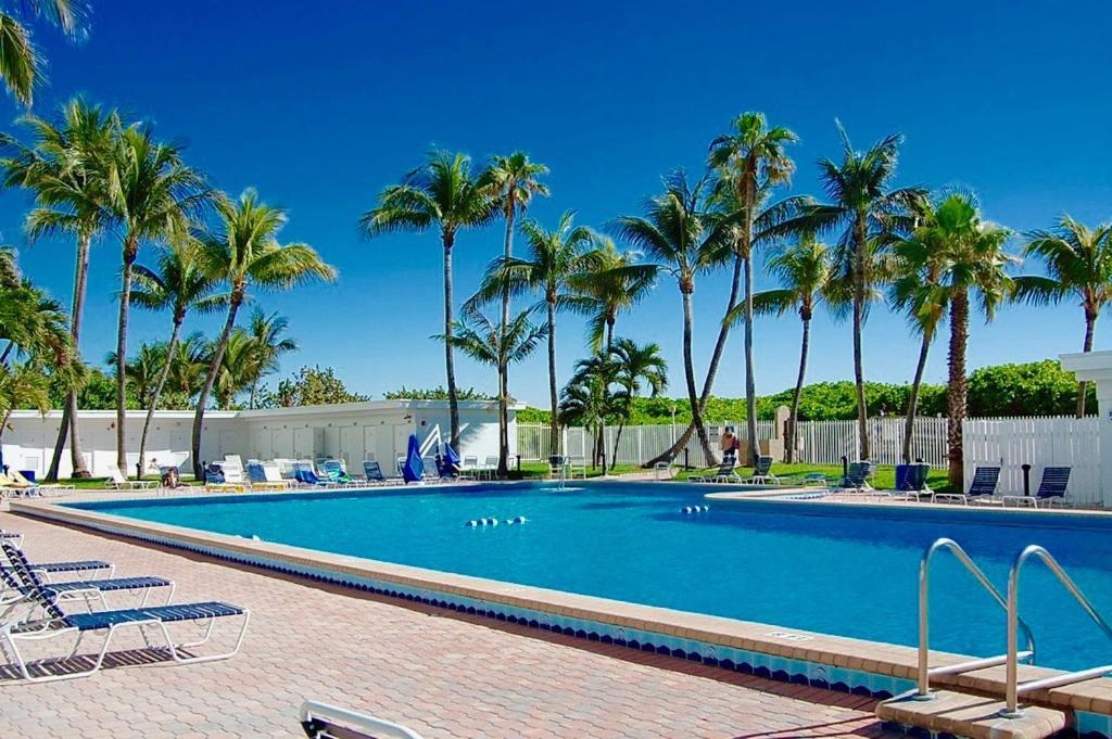 Directly On The With Pool & Ocean View * Miami Beach