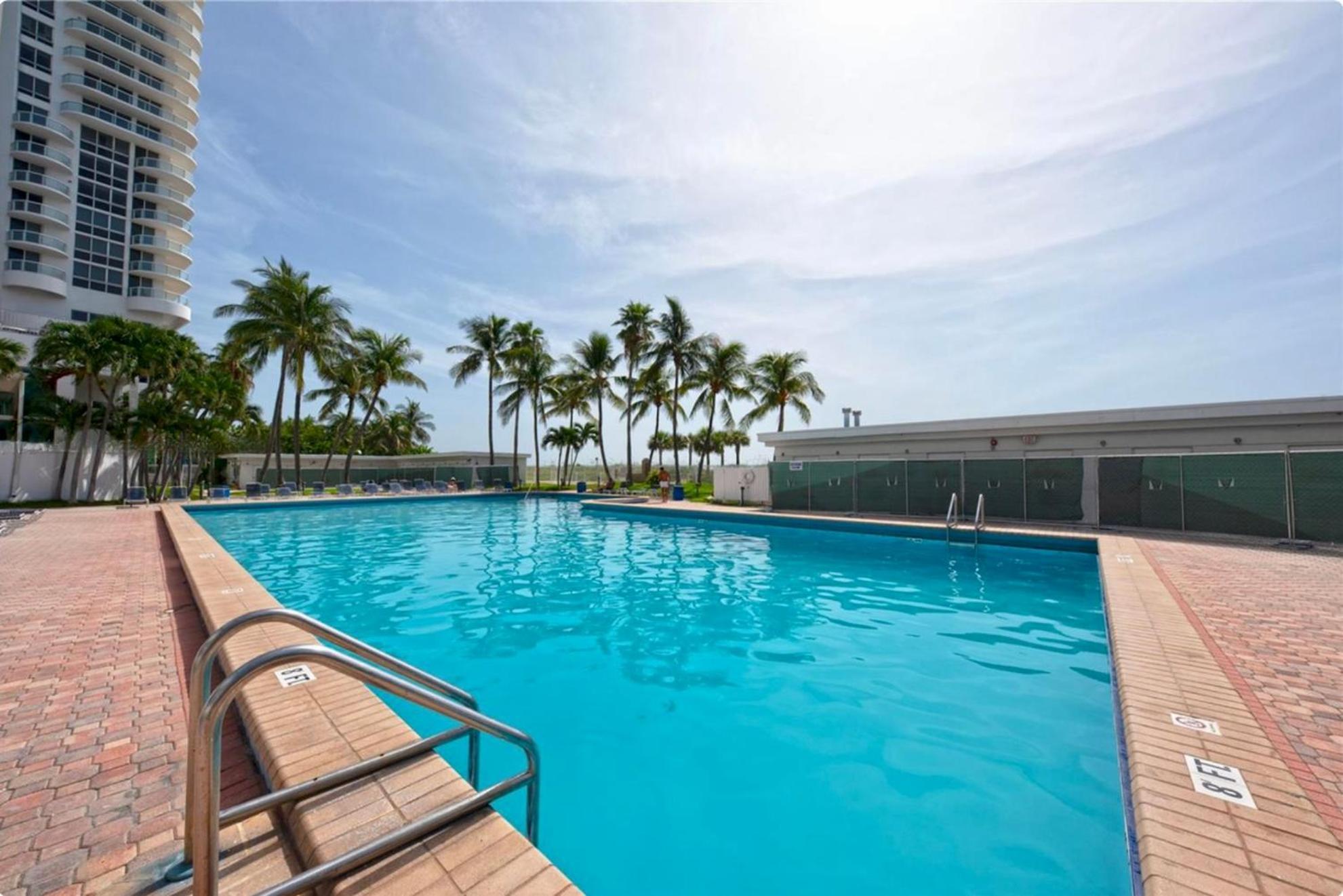Directly On The With Pool & Ocean View Apartment