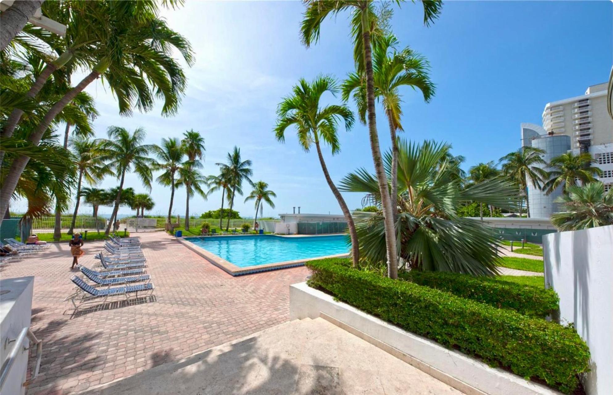 Apartment Directly On The With Pool & Ocean View Miami Beach