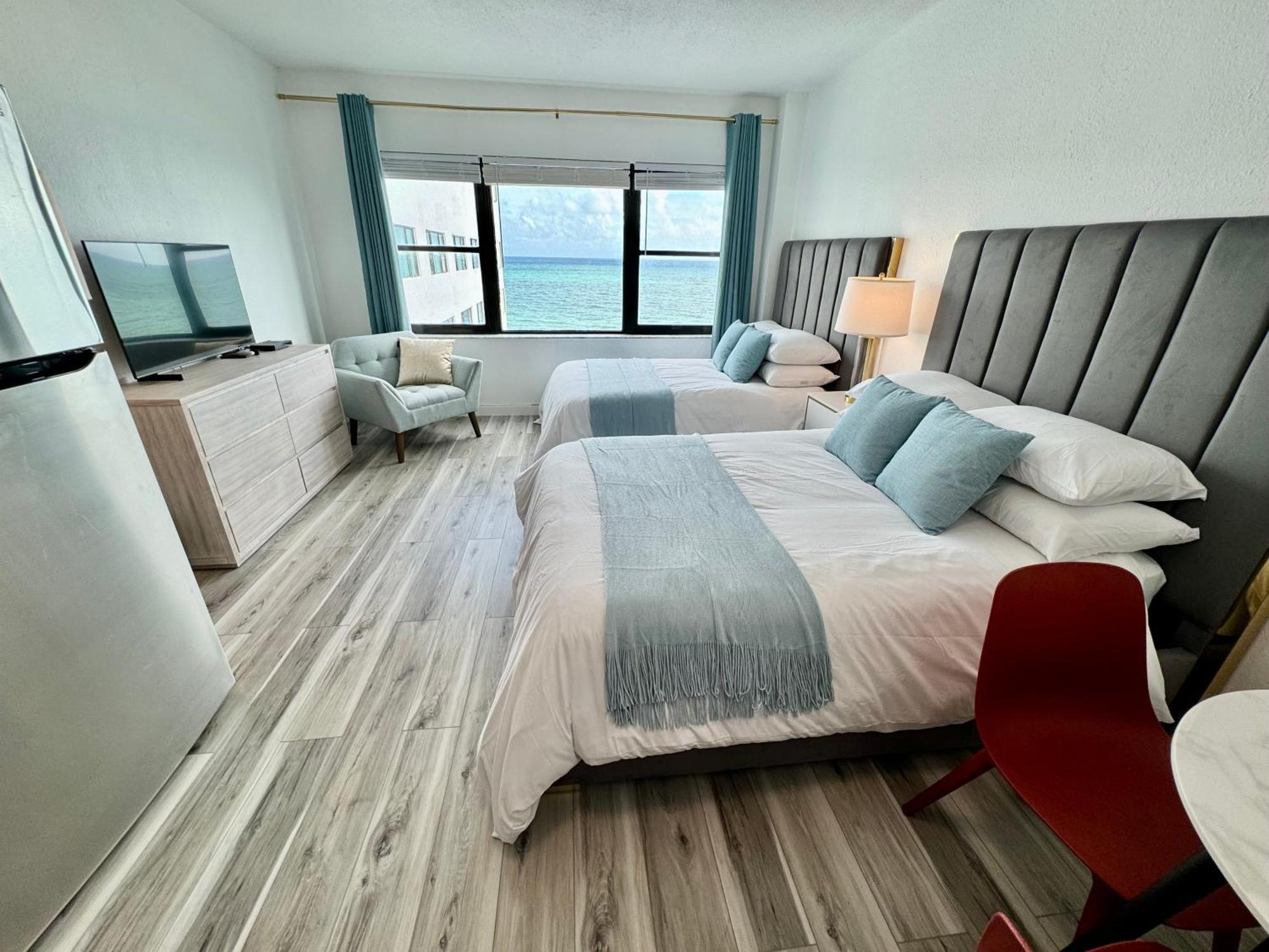 Directly On The With Pool & Ocean View *