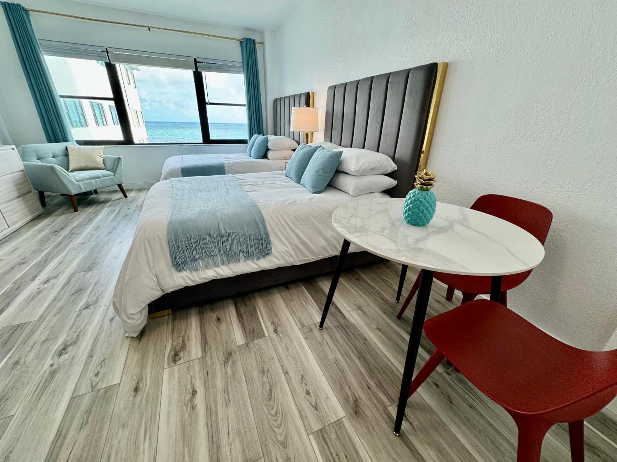 Directly On The With Pool & Ocean View Apartment