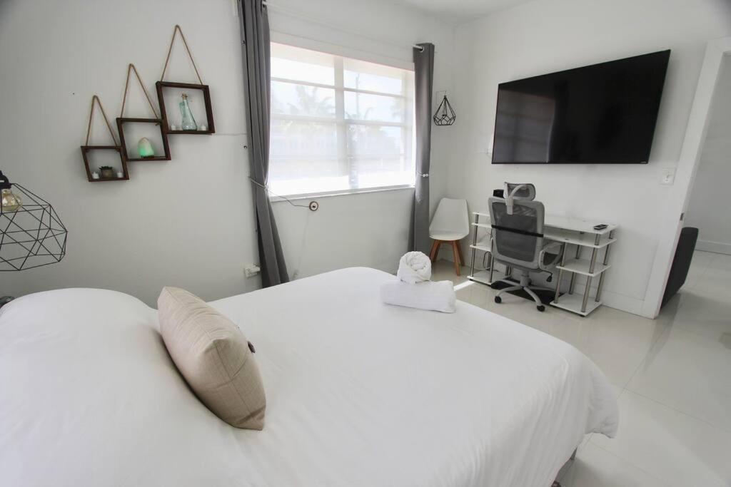 Apartment Sobe Stylish 1/1. A Block From The
