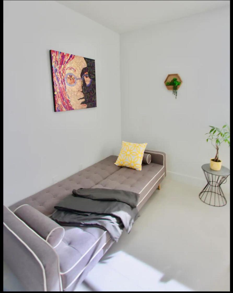 Apartment 1 Stylish Sobe 1/2 Block From The Beach!!!
