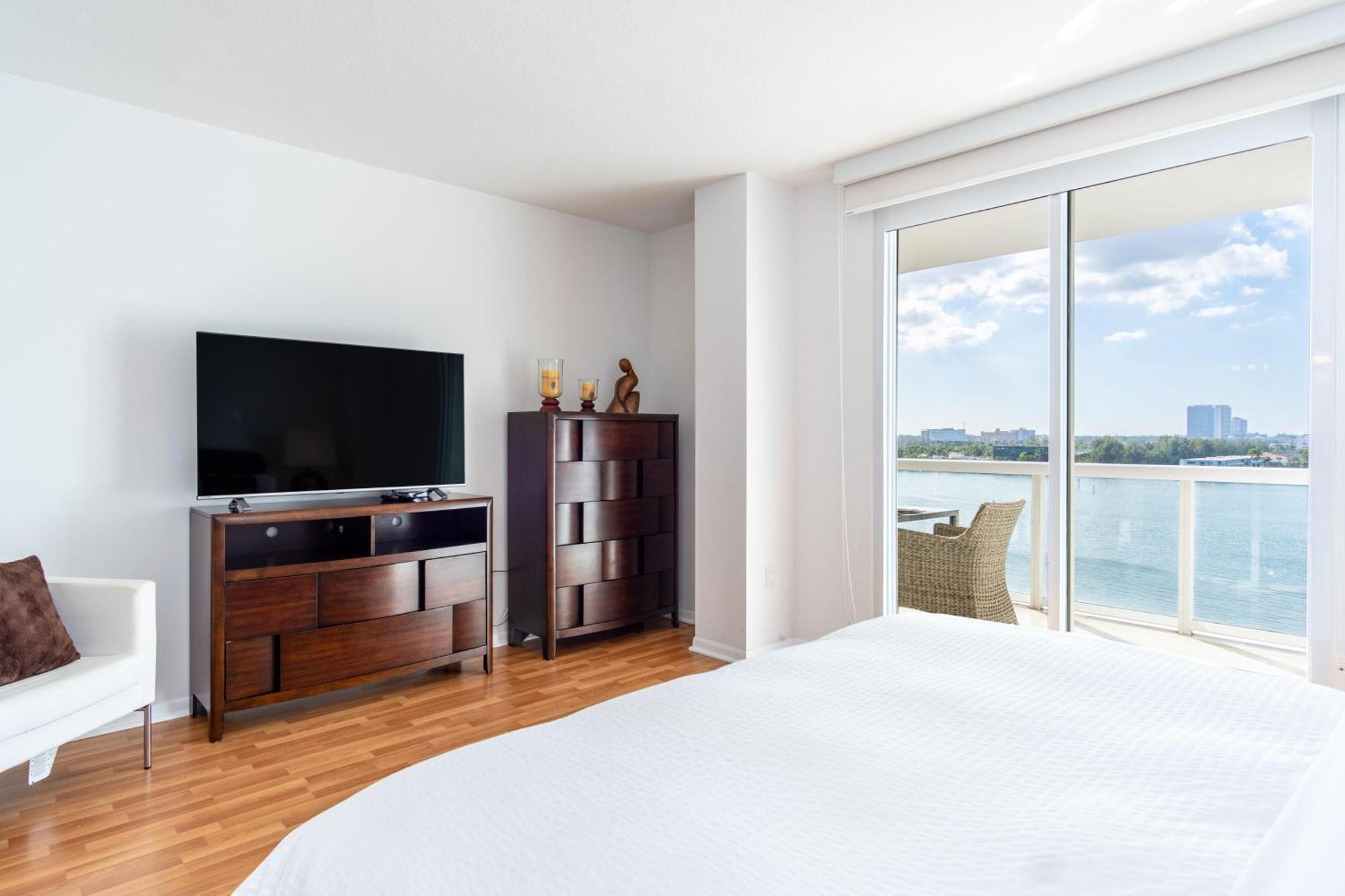 Golden Bay 85 * Miami Beach