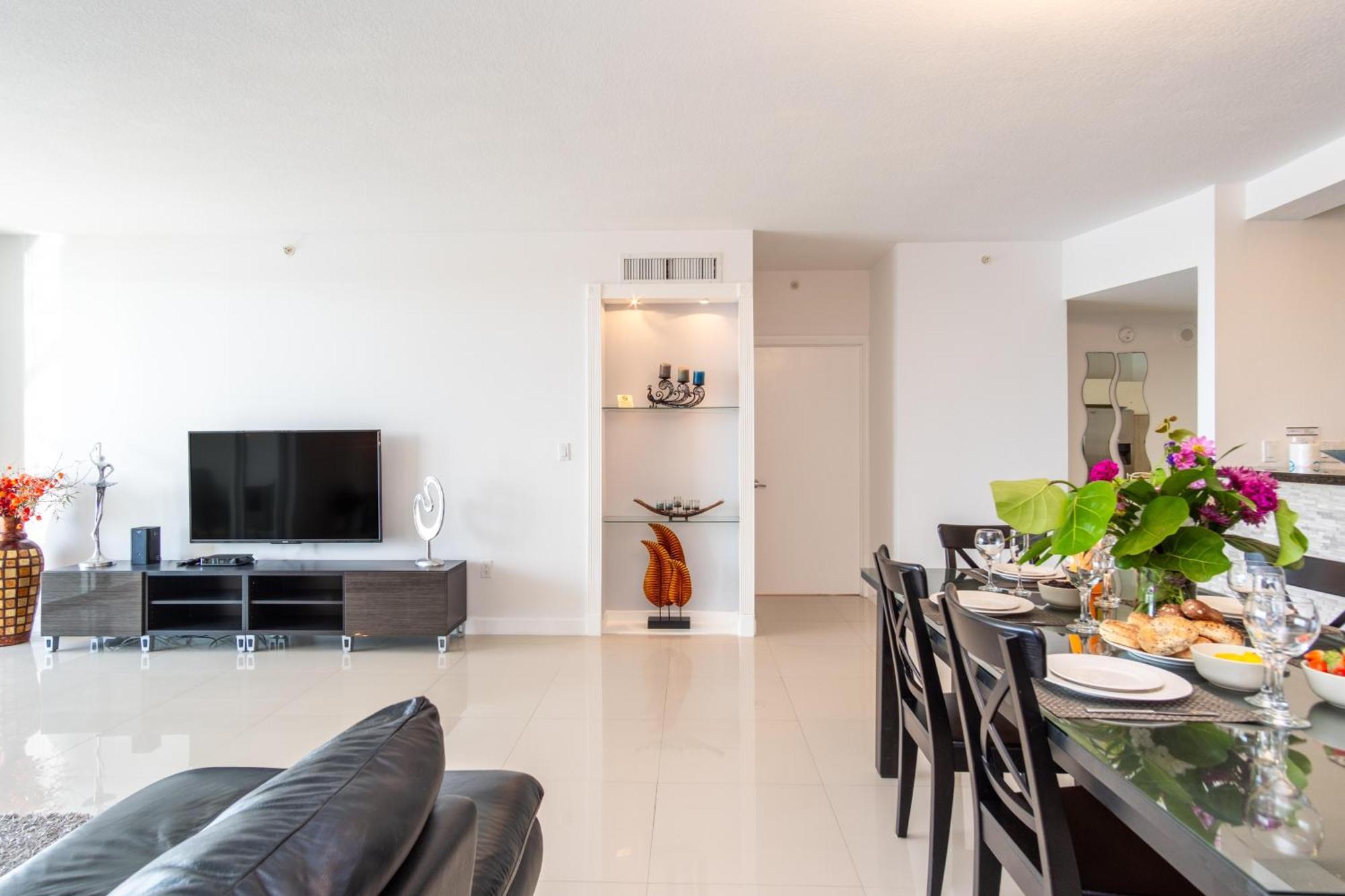 Golden Bay 85 * Miami Beach