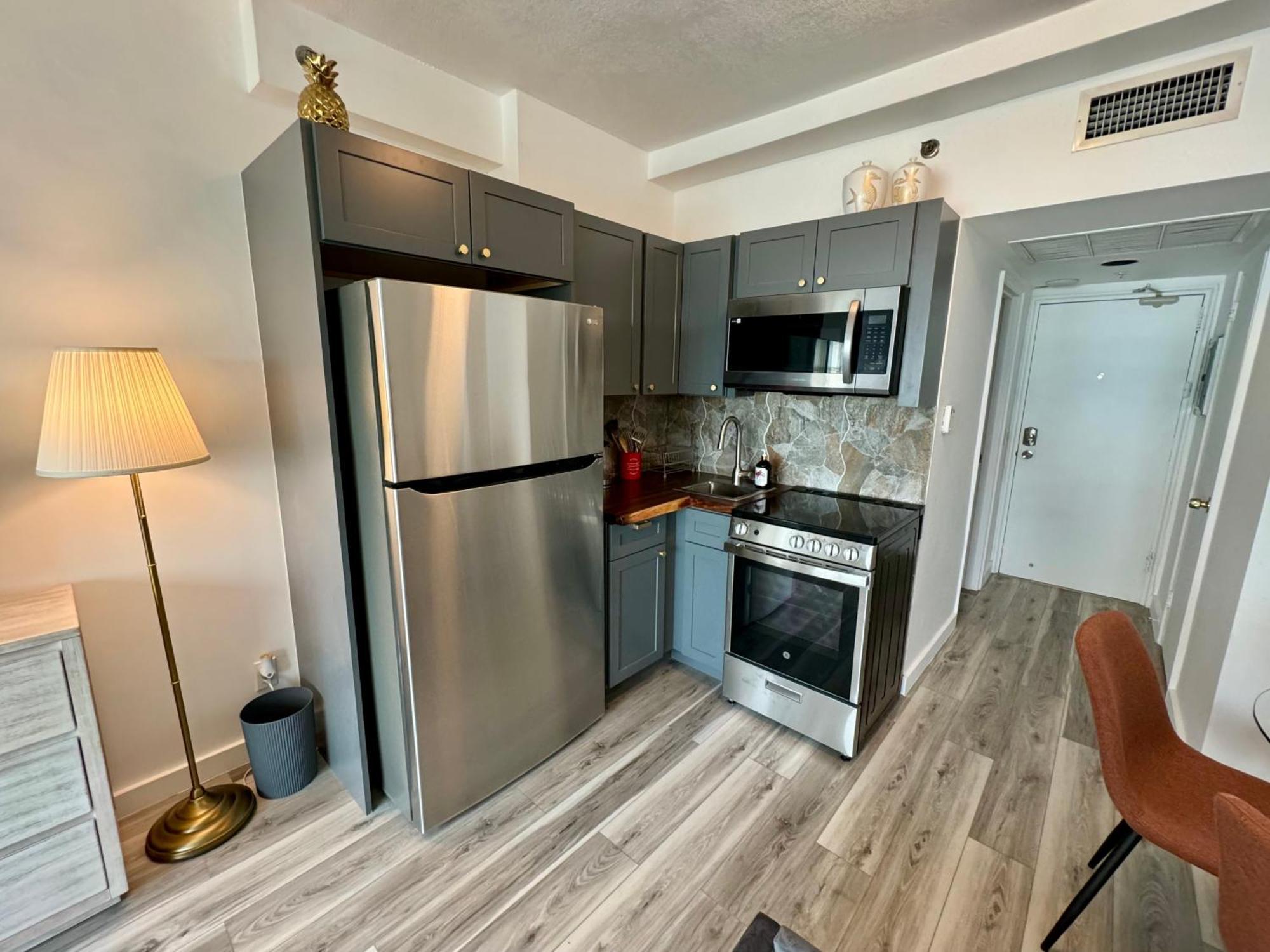 Apartment Directly On The With Pool & Parking
