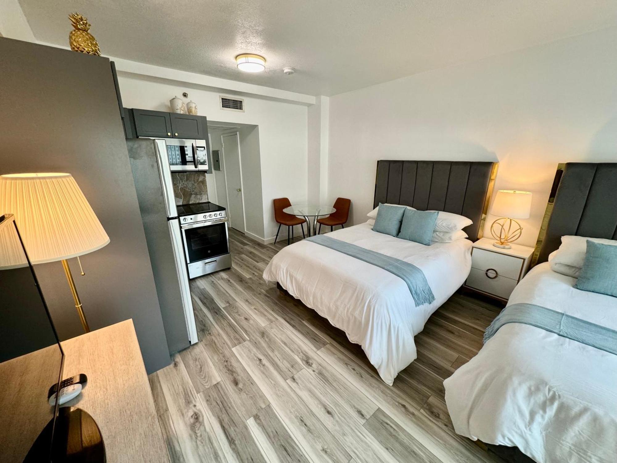 Directly On The With Pool & Parking Apartment Miami Beach