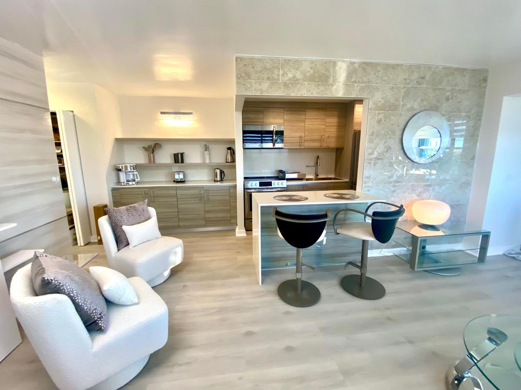 Panoramic Luxurious Waterfront One Bedroom With Miami Skyline View Free Parking 5min Drive To Miami *