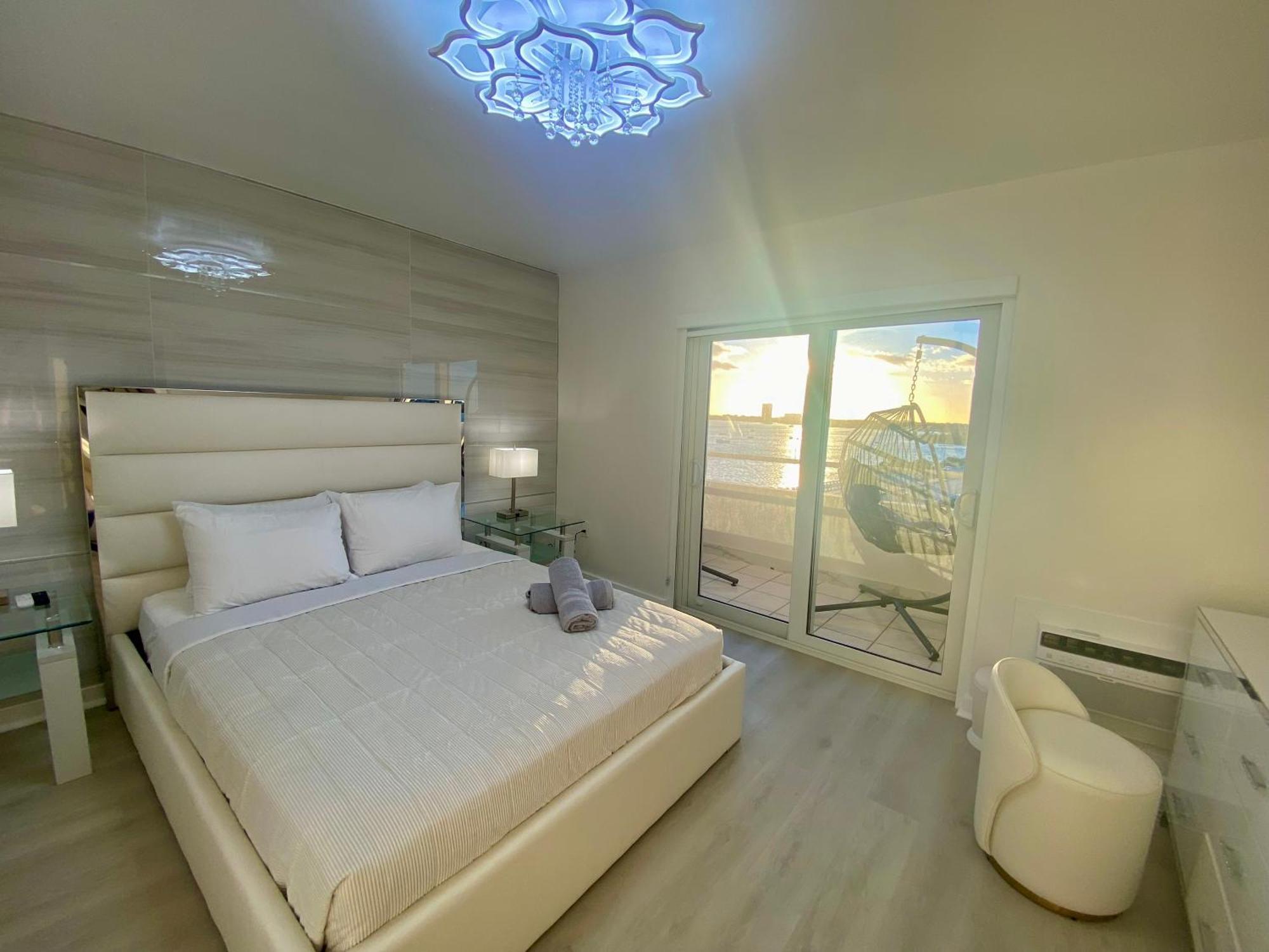 Panoramic Luxurious Waterfront One Bedroom With Miami Skyline View Free Parking 5min Drive To Miami Miami Beach
