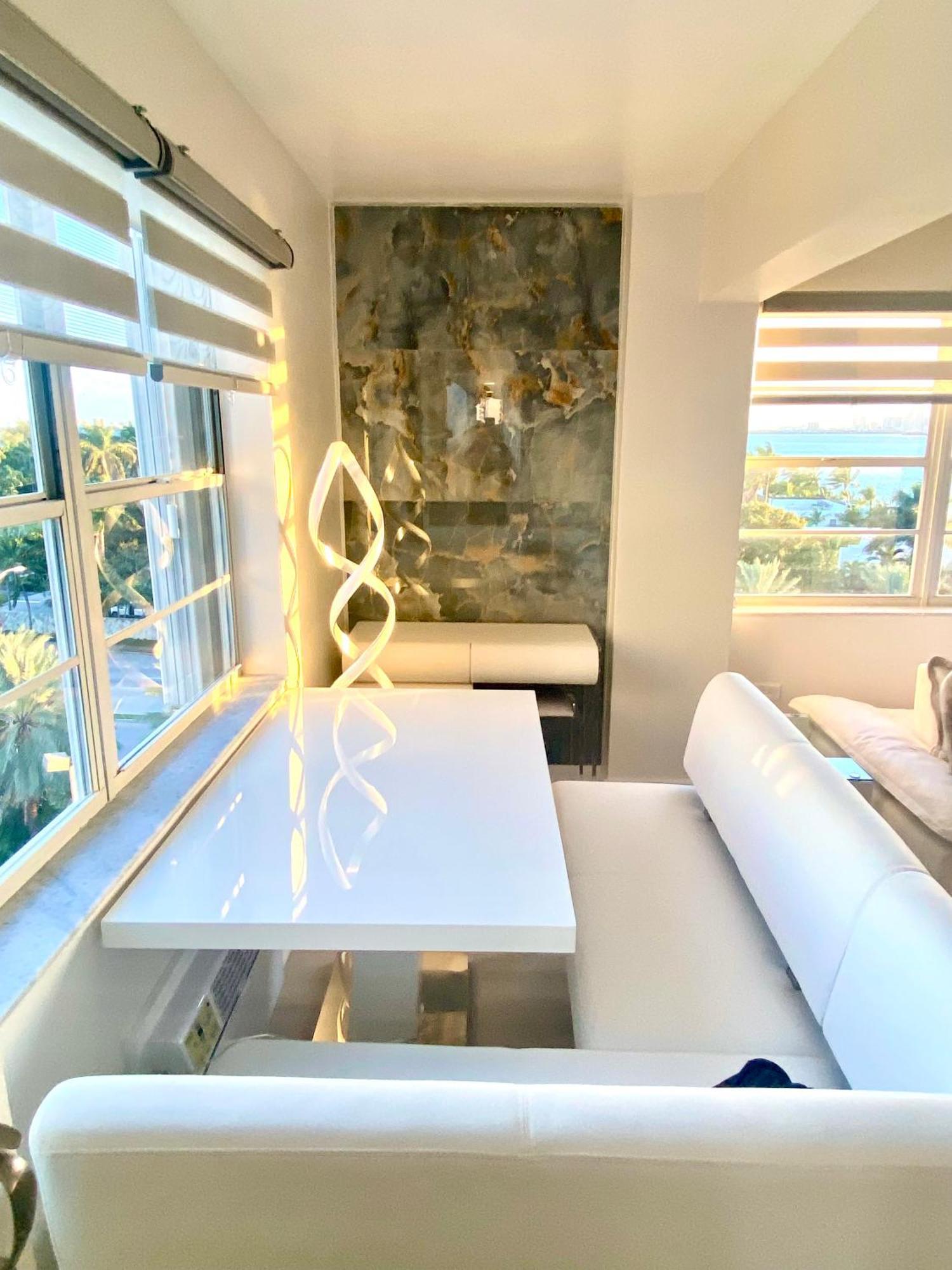Panoramic Luxurious Waterfront One Bedroom With Miami Skyline View Free Parking 5min Drive To Miami Apartment *