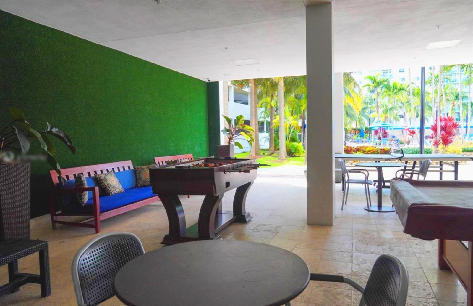 Sunny Isles, Life! Parking Included Apartment