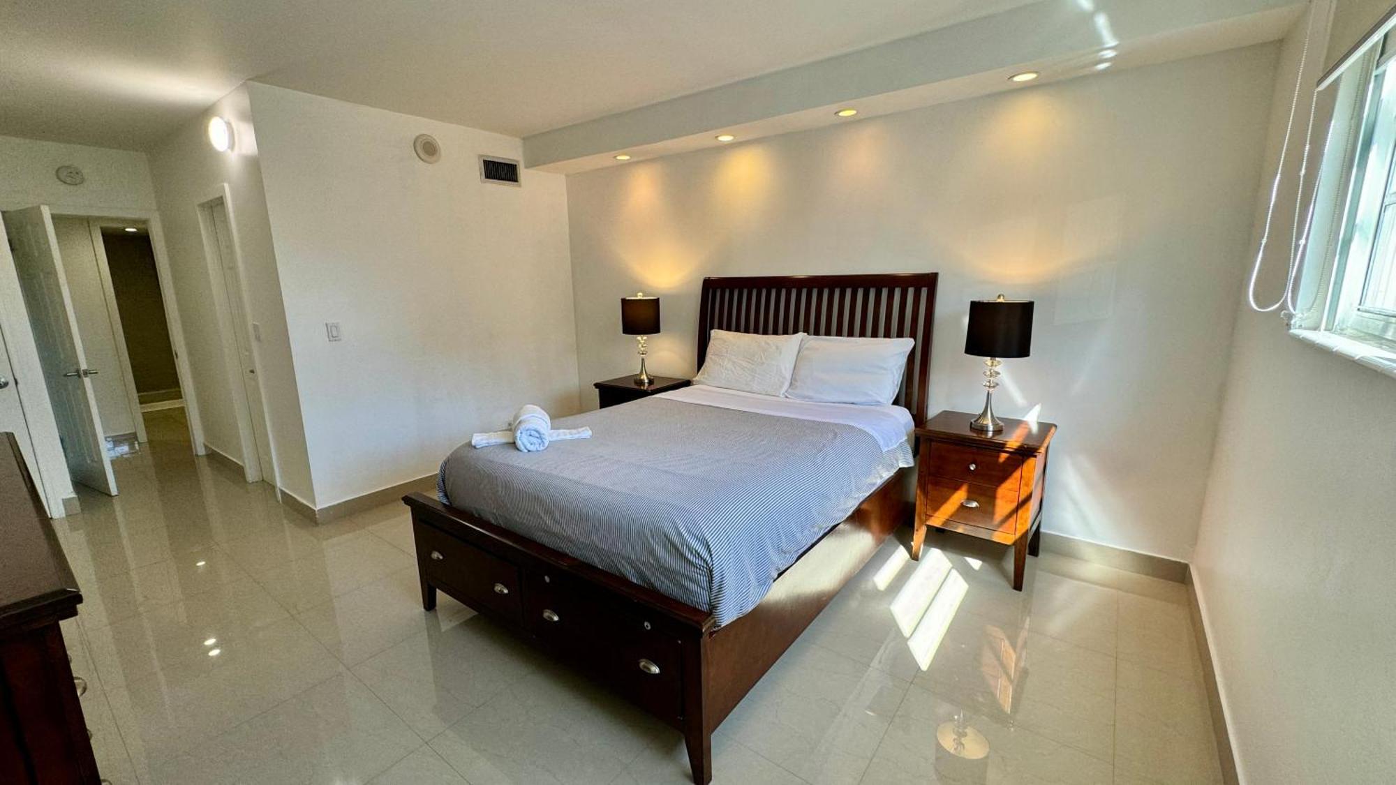 Sunny Isles, Life! Parking Included Apartment