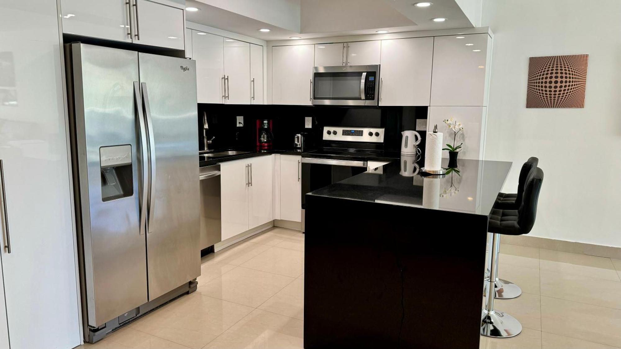 Apartment Sunny Isles, Life! Parking Included *