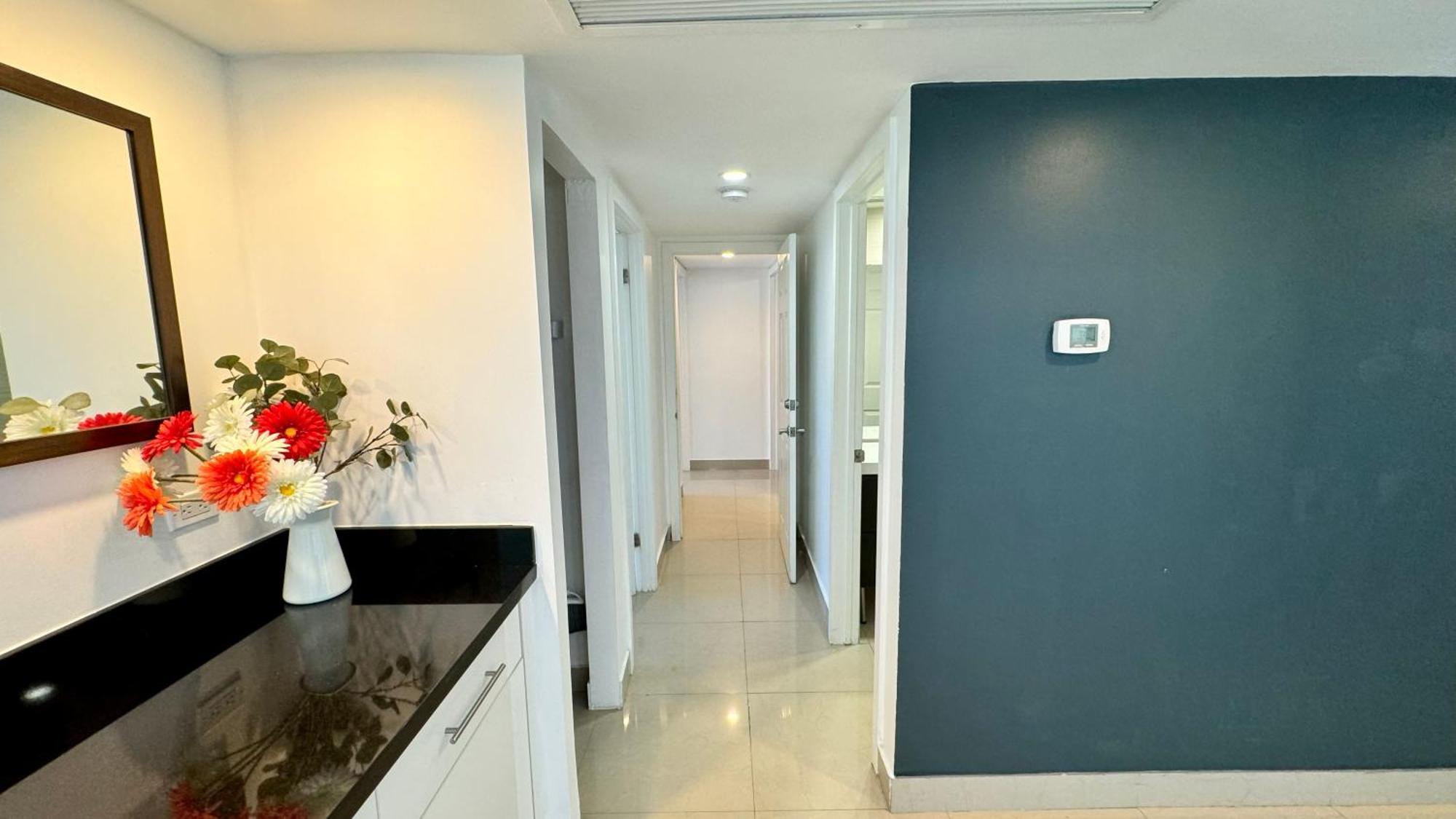 Sunny Isles, Life! Parking Included Apartment *