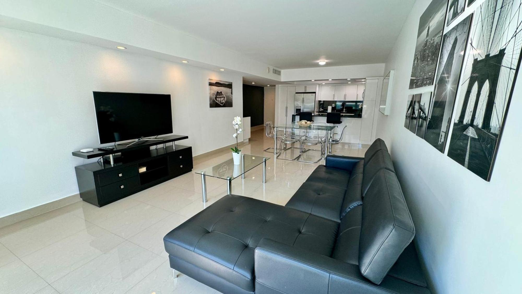 Sunny Isles, Life! Parking Included Apartment