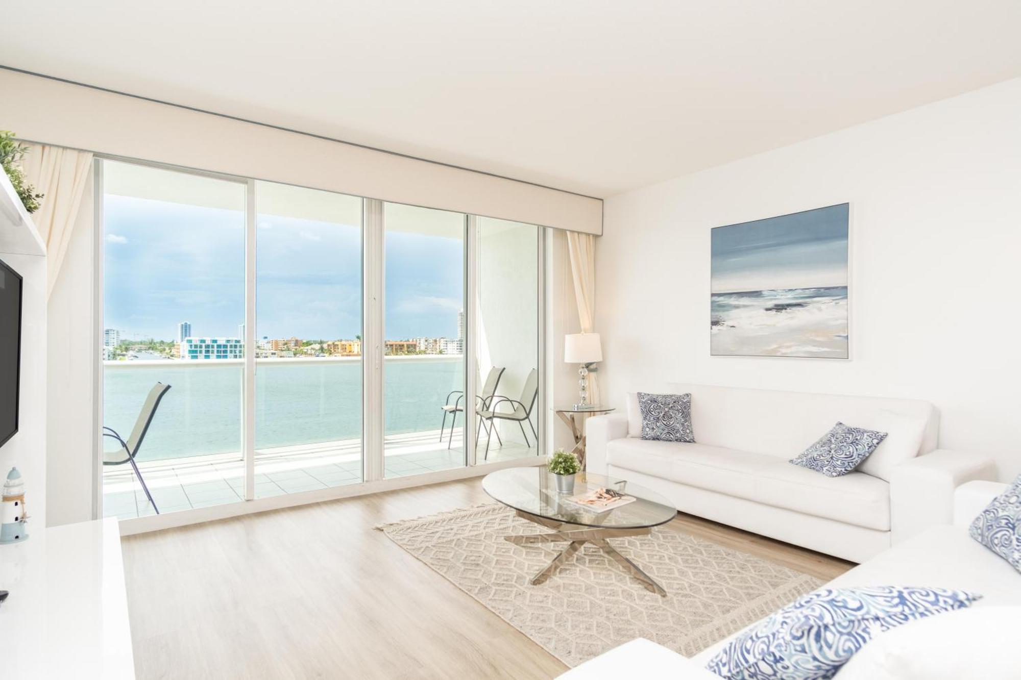 Golden Bay 53 * Miami Beach
