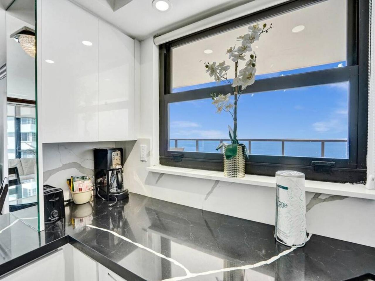 Huge Terrace Oceanfront Service 1502 Apartment Miami Beach