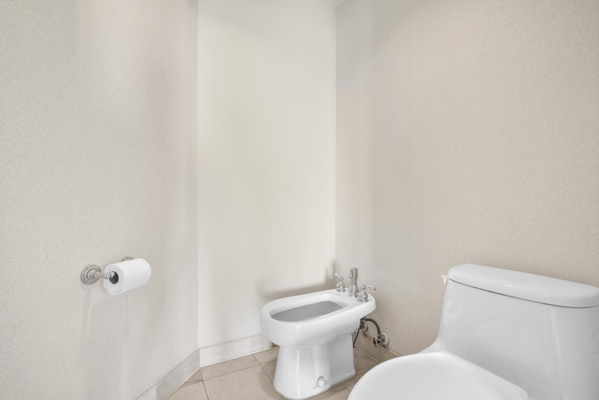 Apartment Trump Intl 2 Bedroom 1600 Sqf Ocean Front *