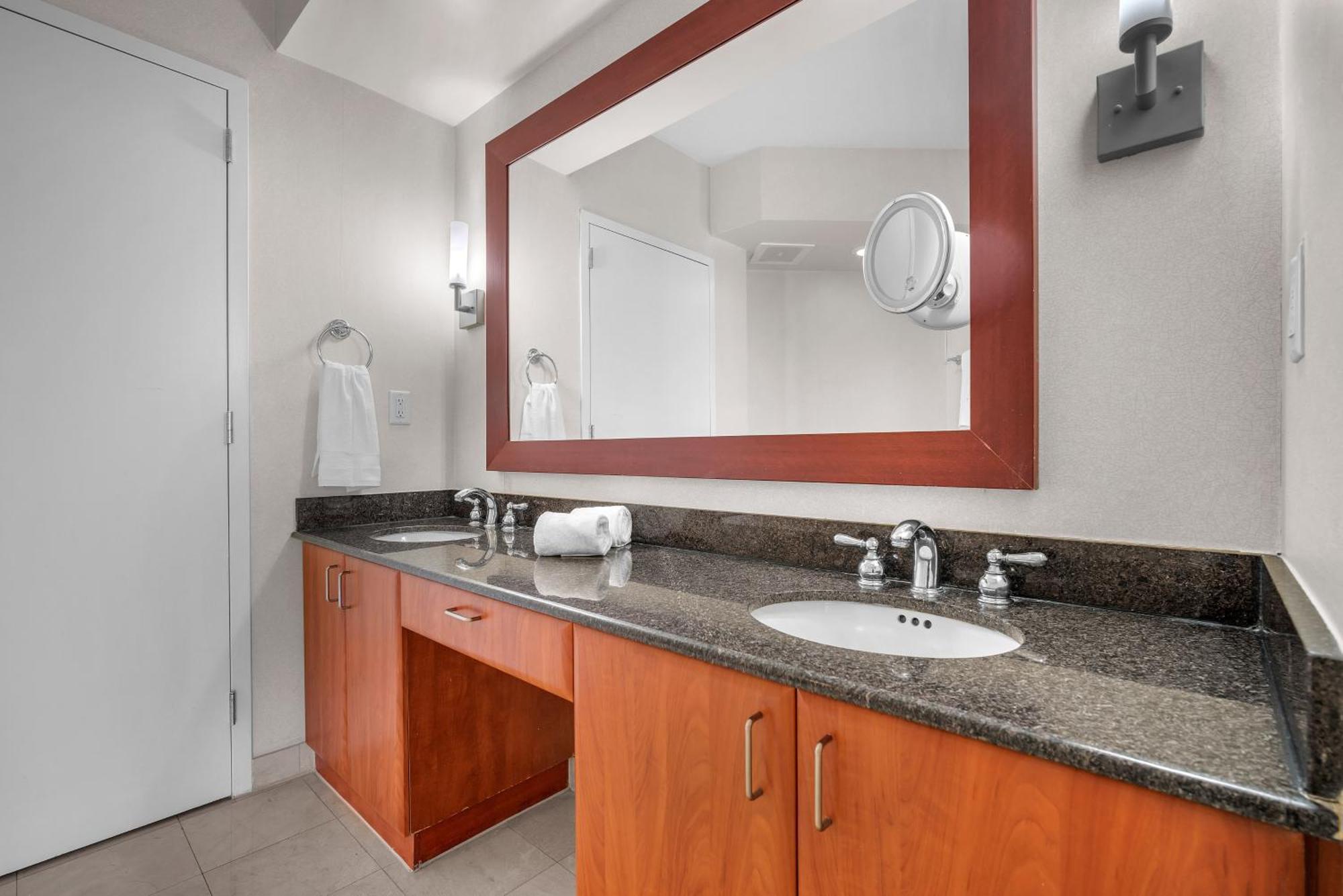 Apartment Trump Intl 2 Bedroom 1600 Sqf Ocean Front *