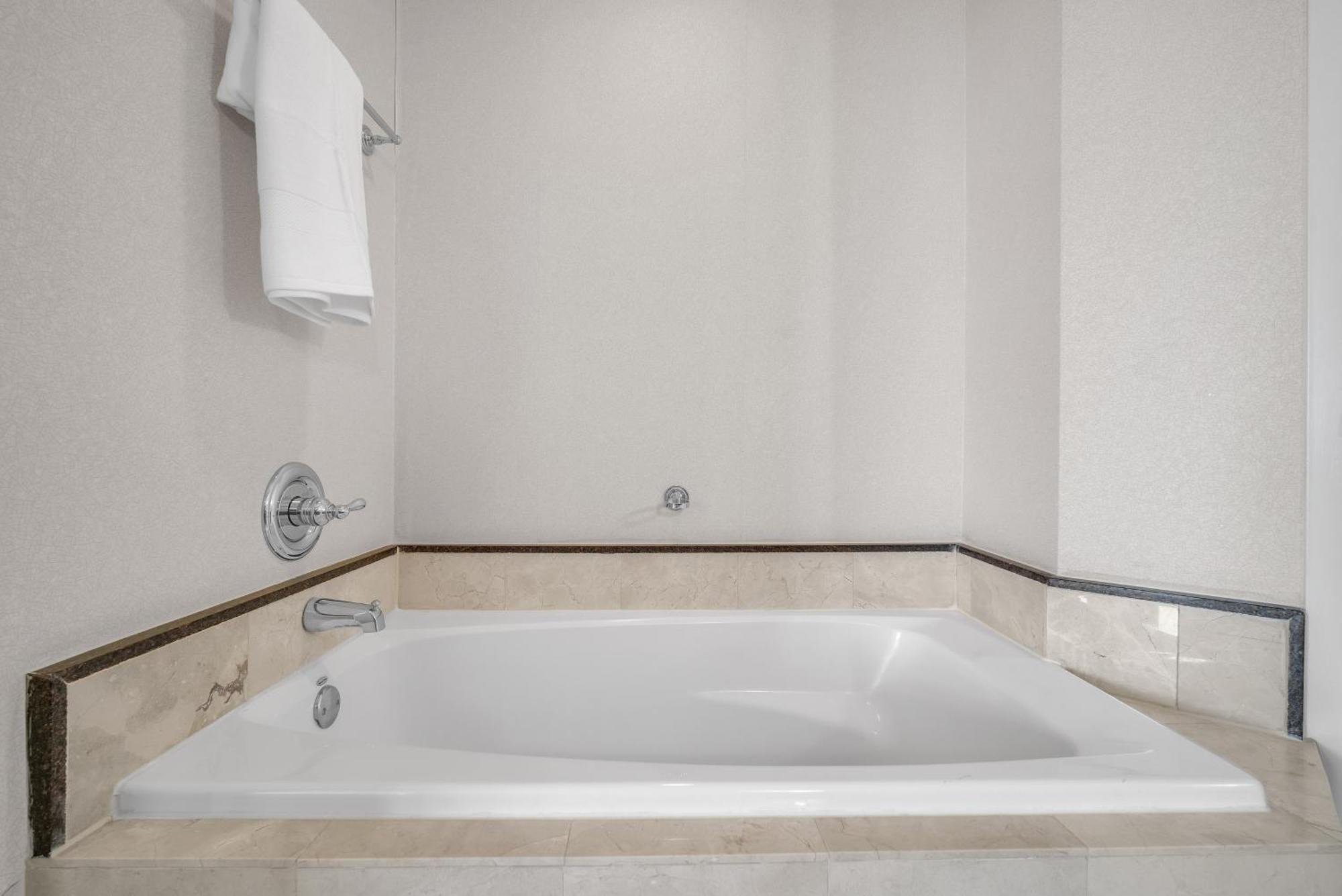 Apartment Trump Intl 2 Bedroom 1600 Sqf Ocean Front Miami Beach
