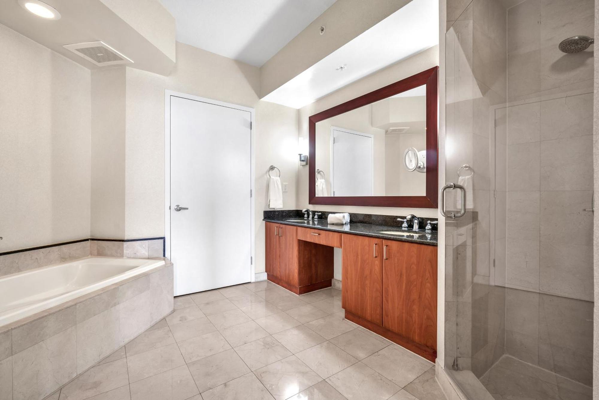 Apartment Trump Intl 2 Bedroom 1600 Sqf Ocean Front
