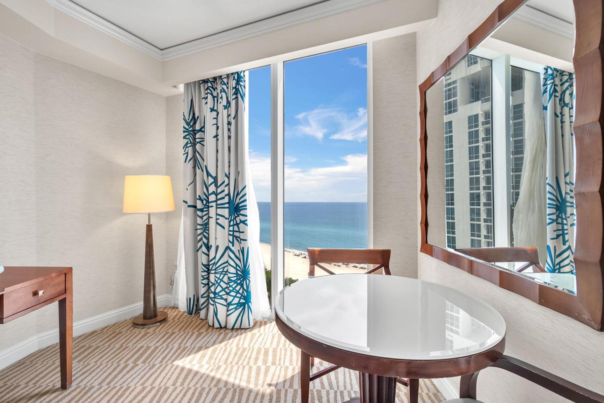 Apartment Trump Intl 2 Bedroom 1600 Sqf Ocean Front *