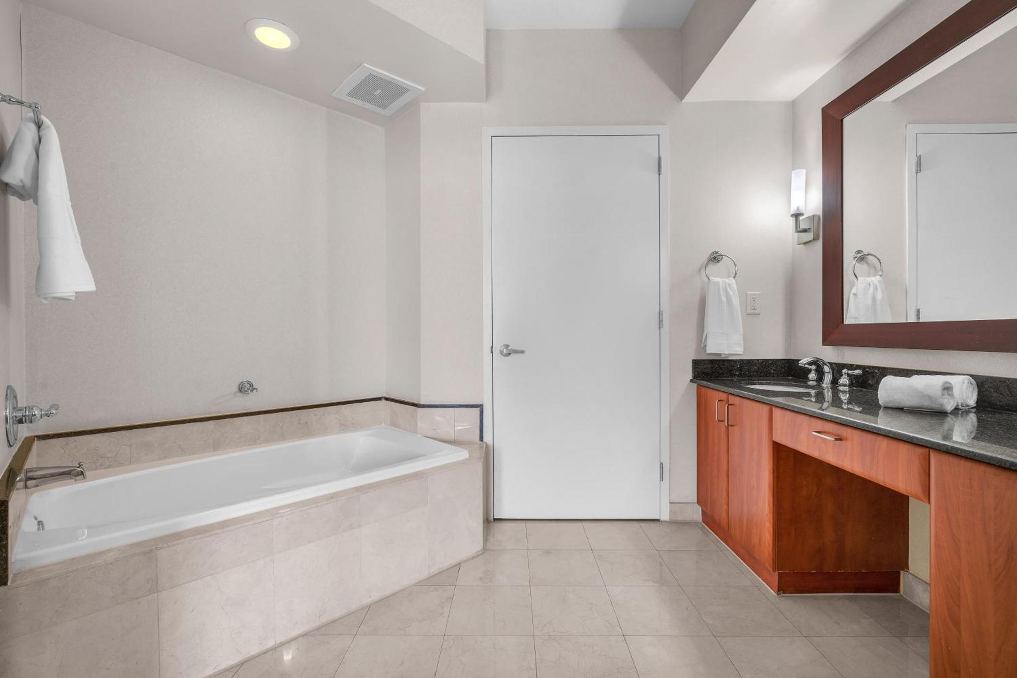 Trump Intl 2 Bedroom 1600 Sqf Ocean Front Apartment Miami Beach