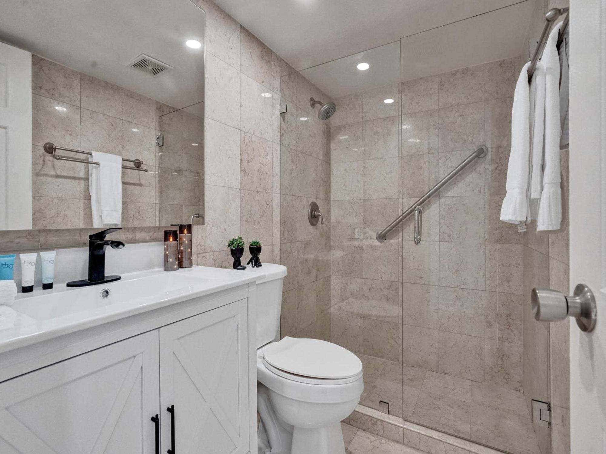 Apartment Oceanfront Haven Retreat Service 502 *
