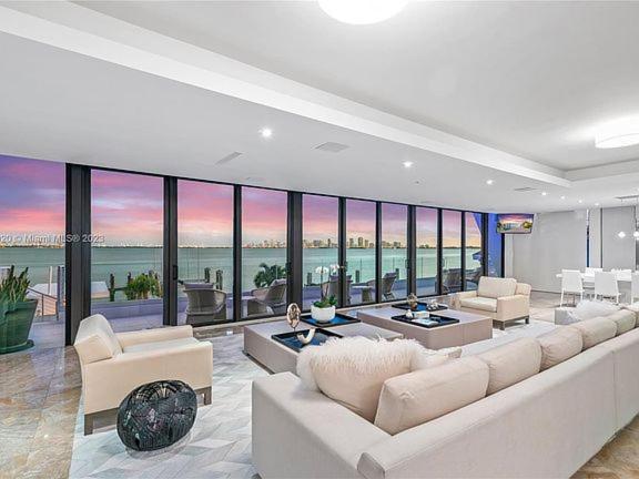 Villa Bayfront Bliss Relax In Style With Pool And Bay Views *