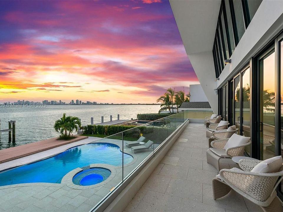 Bayfront Bliss Relax In Style With Pool And Bay Views Villa *
