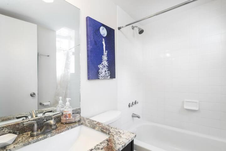2 Bedroom 2 Bath On 7 Th Collins Ave *