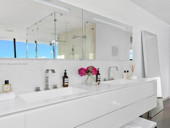 Bayfront Bliss Relax In Style With Pool And Bay Views Villa *